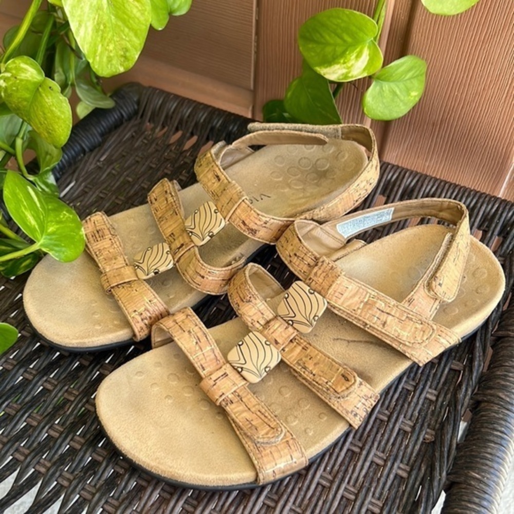 Vionic amber design sandals nude color size 7 women’s